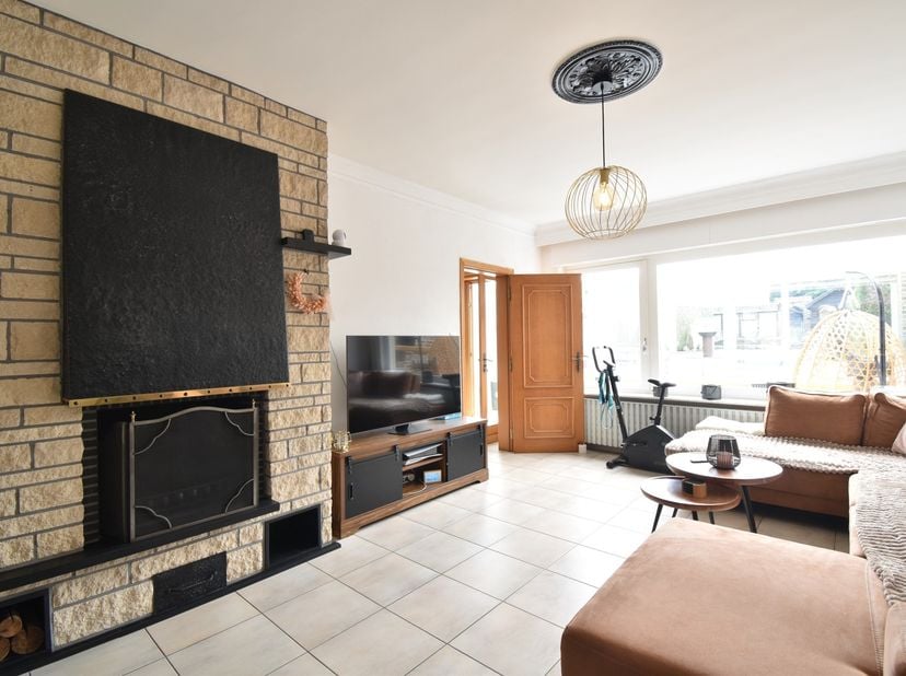 RUIME, TRENDY, INSTAPKLARE GEZINSWONING MET ZUIDWESTGERICHTE TUIN IN RUSTIGE STRAAT TE BRAKEL<br />
<br />
Het EPC dateert van voor de vernieuwing van