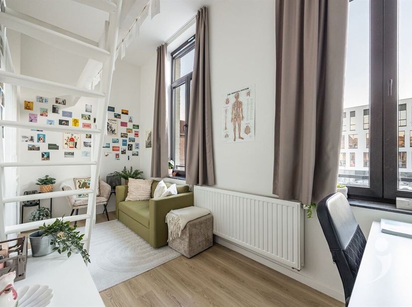 Gerenoveerd studentenhuis met 5 kamers op topligging in Leuven<br />
Op een uitstekende locatie aan het Quinten Metsysplein te Leuven bevindt zich dit