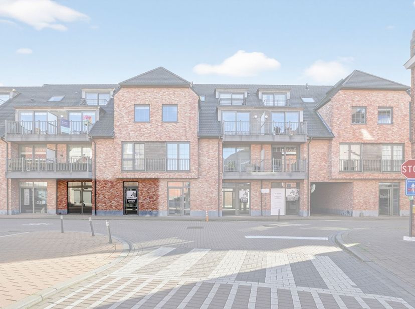 In het centrum van Oostrozebeke vinden we deze casco handelsruimte van 115 m².<br />
<br />
De handelsruimte die nog volledig naar eigen wens kan inge