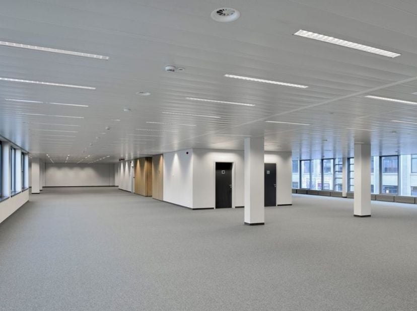Espace de bureaux de 863 m² à louer à Laeken. Doté de places de parking souterraines, d’un système de refroidissement et de chauffage. Situé à proximi