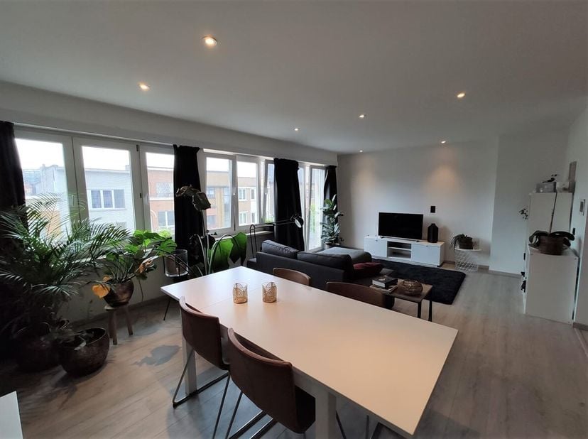 Zeer mooi gerenoveerd appartement te huur nabij Te Boelaerpark!<br />
Ligging: Dit gezellig appartement bevindt zich in Borgerhout, dichtbij het Te Bo