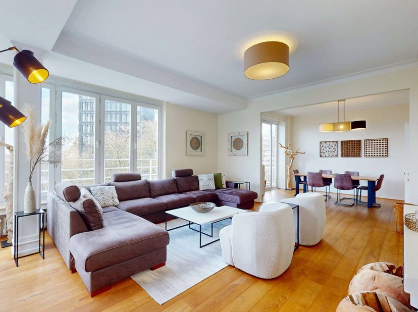CONTACT : Quentin 0473 83 59 95 - quentin@bytheway.be - By The Way vous propose ce splendide appartement d'environ 115m2 bruts selon PEB au 5e étage a