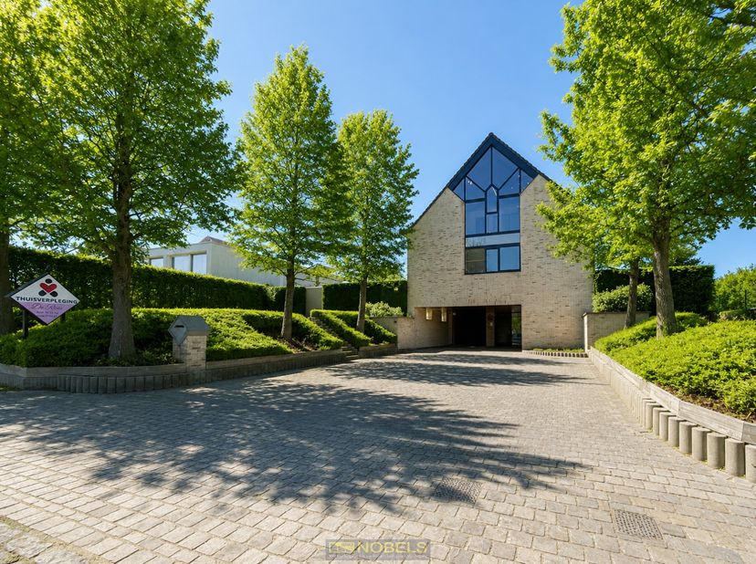 RUIME OPEN BEBOUWING met een BEWOONBARE OPPERVLAKTE van ca. 280 m², gelegen op een perceel van bijna 12 are in het LANDELIJKE MATER, een gegeerde deel