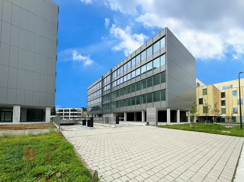 Des bureaux d'une superficie de 1.000 m² (et plus) à louer sur The Loop, à peine à 2 km de l'échangeur E40/E17 et à proximité du R4 à Zwijnaarde. Cett