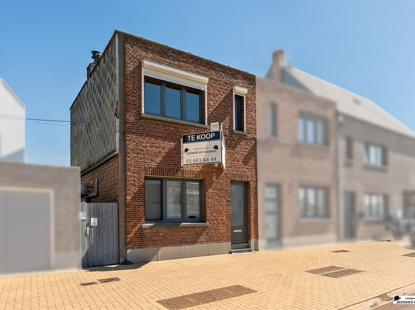 Située au calme dans le quartier populaire de Schoten, cette propriété offre de nombreuses possibilités pour ceux qui recherchent une maison confortab