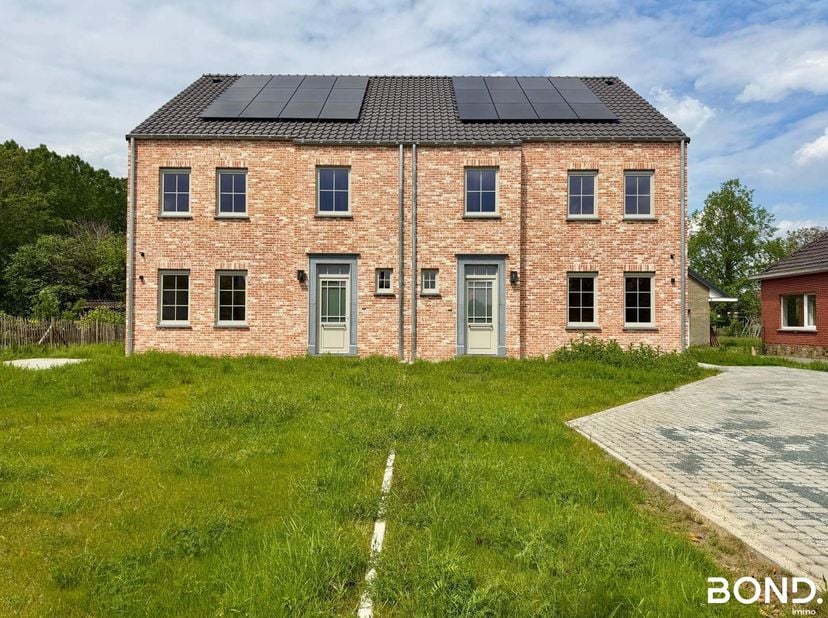 Luxueus afgewerkte nieuwbouw woning in pastorijstijl te huur in het hart van Tildonk. Deze instapklare woning combineert ruimte, comfort en energiezui