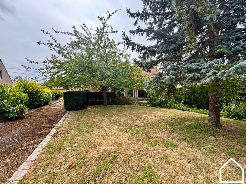 Deze te renoveren woning in Ieper biedt met zijn 5SLPSK, loods, garage en grote tuin een grote opportuniteit om hier iets tofs van te maken!<br />
<br