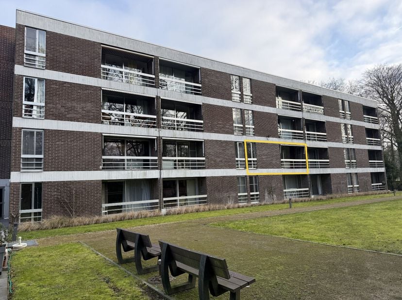Deze assistentiewoning in blok C bevindt zich in de residentie Berkenhof, rustig gelegen en toch op korte afstand van het centrum van Assebroek. Dankz