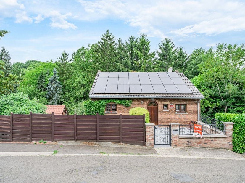 Découvrez cette maison 4 façades idéalement située dans un environnement résidentiel, calme et particulièrement agréable, tout en restant à proximité