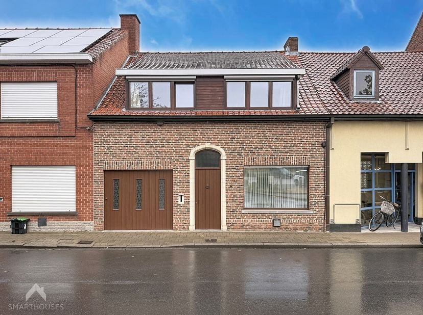 Deze instapklare, op te frissen woning biedt een aangename combinatie van ruimte, comfort en mogelijkheden. Via de inkomhal kom je in de leefruimte me