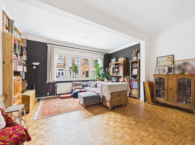 Gelegen op het gelijkvloers van een gunstig gelegen gebouw in Elsene, biedt dit appartement een functionele indeling met een duidelijke scheiding tuss