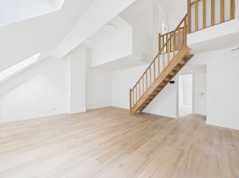 District Trône | Square de Meeûs - Gerenoveerd appartement met 4 slaapkamers!<br />
Het appartement bestaat uit een hal, een woonkamer, een volledig u