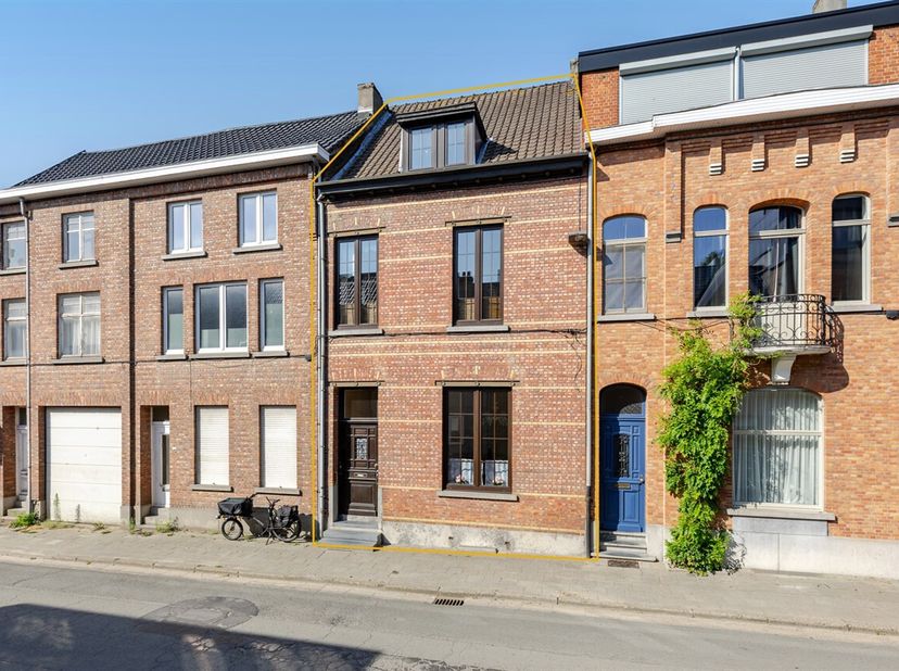 Bent u op zoek naar een ruime woning met tal van mogelijkheden op een uitzonderlijke locatie? Dan is deze charmante rijwoning beslist een bezoek waard