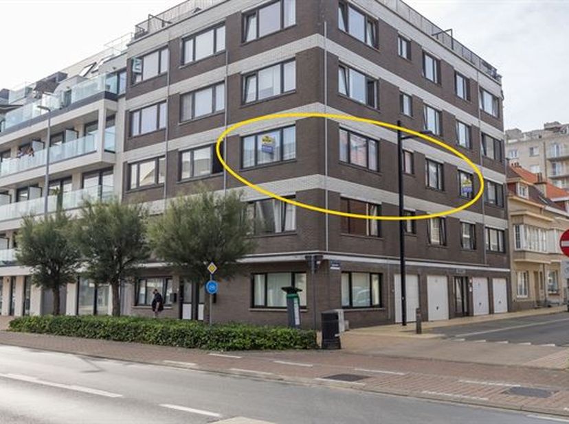 Zonnig Hoekappartement met  2 ruime  slaapkamers op 100 m van de Zeedijk en het winkelcentrum. Indeling : inkomhal, ruime living, aparte keuken voorzi