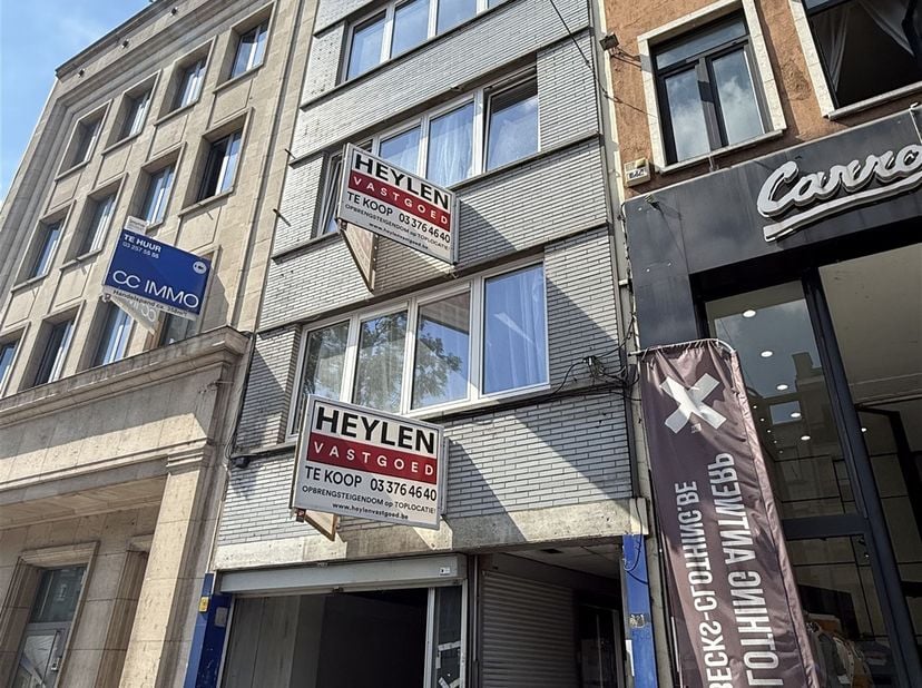 ZELDZAME INVESTERING KANS OP TOP A LOCATIE!<br />
Omschrijving:<br />
Dit unieke opbrengsteigendom is grotendeels gerenoveerd en in uitstekende staa