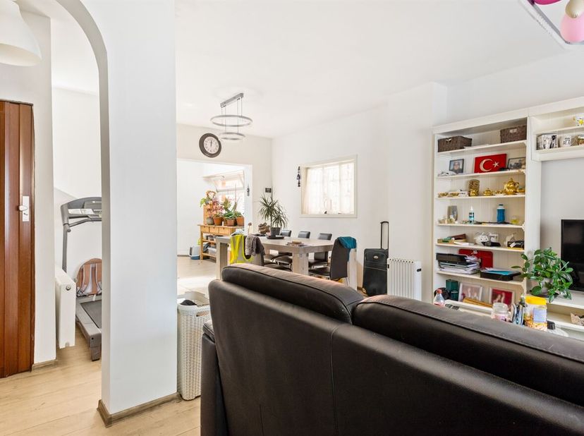 Ruime woning met multifunctioneel bijgebouw <br />
Ligging:<br />
De woning is gelegen nabij het centrum, vlotte verbinding richting Antwerpen, Stabro