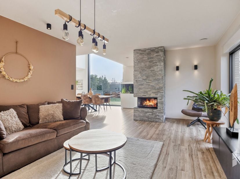Prachtige moderne woning (324 m²) met een hoogwaardige afwerking en een praktijkruimte of eventueel 5 slaapkamers op een hoekperceel van 831 m².<br />