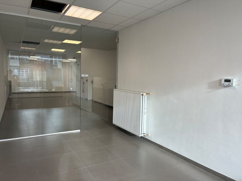 Kruisem: gelijkvloerse handels- of kantoorruimte te huur op een commerciële locatie.Deze handelsruimte is commercieel zeer goed gelegen, dichtbij het