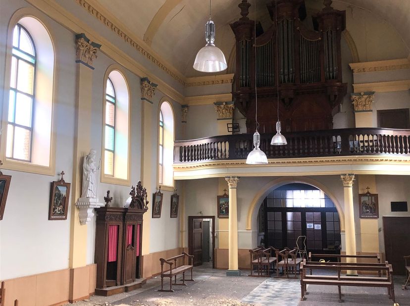 Wie een originele woongelegenheid zoekt of een originele werkplek wenst, vindt zeker zijn gading in deze kerk.<br />
Landelijk gelegen en dit in een