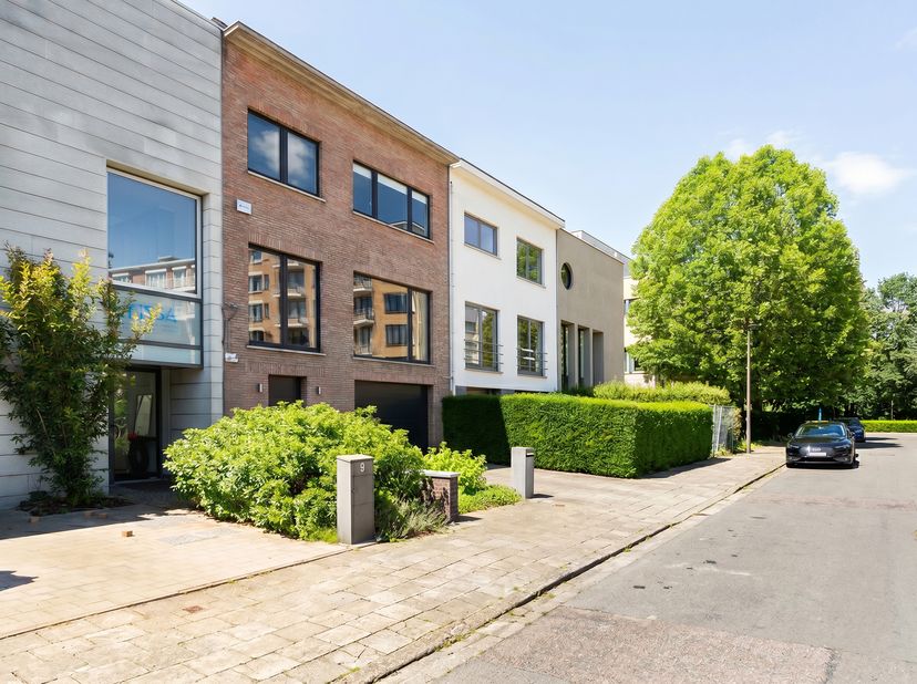 Uitzonderlijke en instapklare woning met garage + parking voor de deur, zuidwest gerichte tuin, 2 zuidwestgerichte terrassen, 3 slaapkamers en kantoor