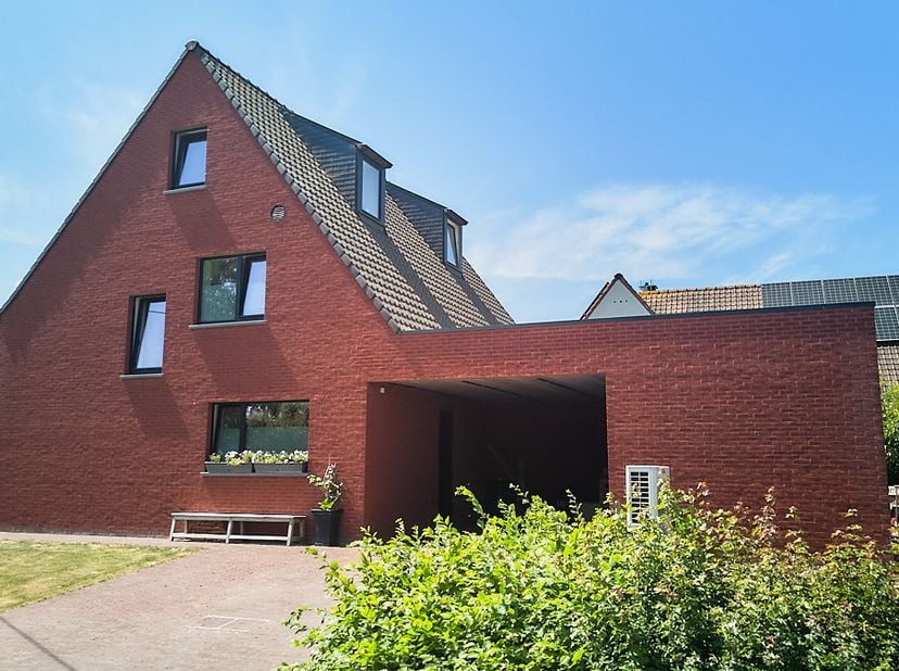 Te midden van het landelijke groen van Hooglede, waar de horizon zich uitstrekt over eindeloze velden en de seizoenen het uitzicht voortdurend herschi