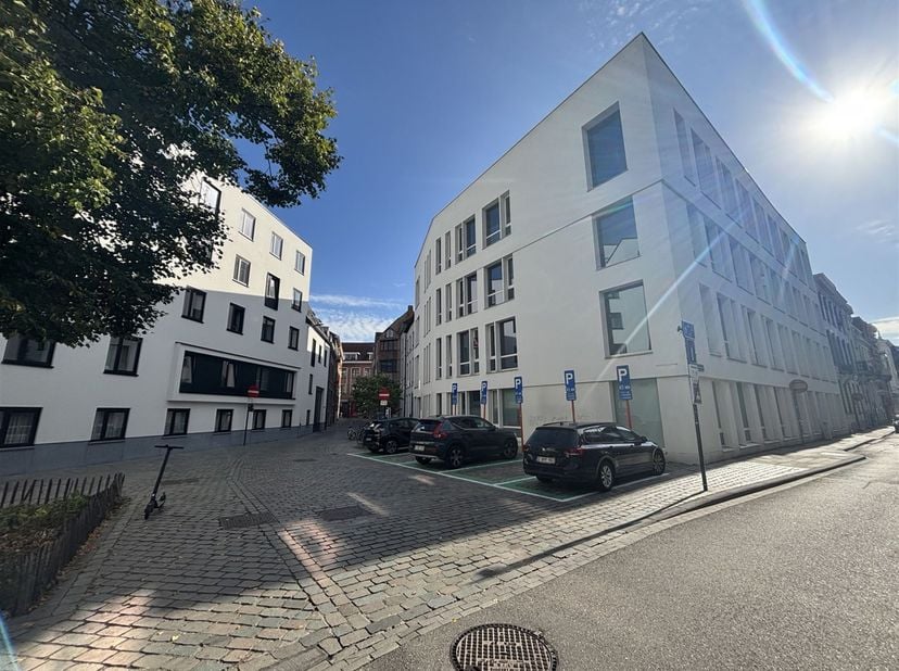 Residentie WOOW, ook wel één van de meest funky residenties van Leuven genoemd. Wij bieden u in dit gebouw unit 0201, een zeer ruime kamer voorzien va
