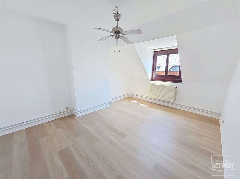 IMMOSCHMIDT - Ref. 29827 - Etterbeek (La Chasse) - Direct beschikbaar - Mooi gerenoveerd appartement van 94 m², bestaande uit een woonkamer, een inger