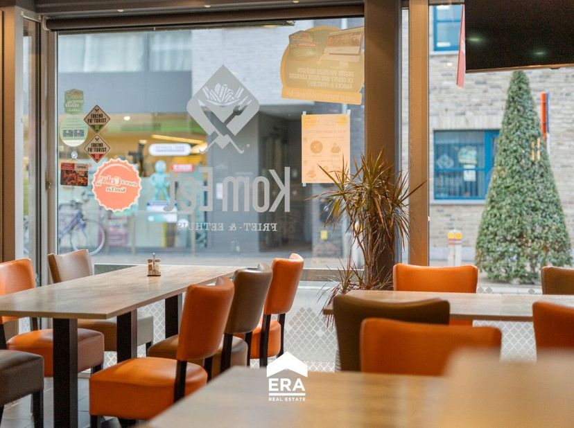 Handelspand met woonst gelegen op een uiterst commerciële ligging.Commercieel en zeer verzorgd pand, momenteel ingericht als frituur, met diverse moge