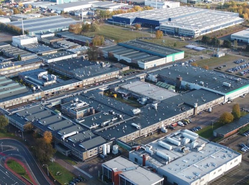 W1: Magazijnruimte (1.740 m²)<br />
5.057 EUR per maand<br />
R: Productie + werkplaats (5.481 m²)<br />
13.702,5 EUR per maand<br />
BA links: Kantoo