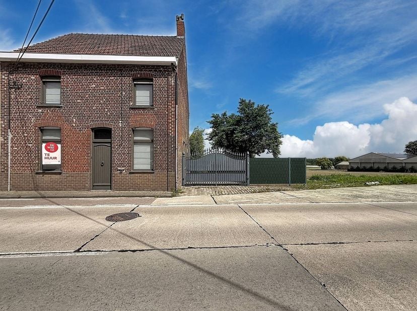 Maison rénovée à louer avec 3 chambres et un garage spacieux.<br />
<br />
Cette maison prête à emménager a récemment été rénovée et offre un aménagem