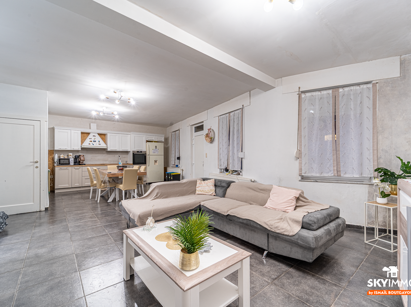L’agence SKYIMMO a le plaisir de vous présenter cet agréable appartement, situé au rez-de-chaussée à Montegnée, à proximité immédiate de toutes les co