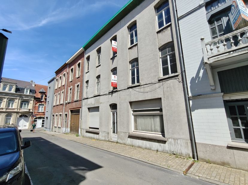 Projectpand met uitzonderlijk potentieel nabij centrum Geraardsbergen<br />
Op een centrale ligging, op wandelafstand van winkels, scholen, openbaar v