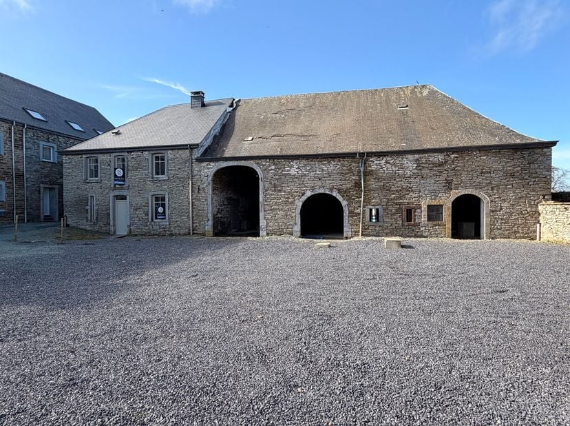 <br />
ISIMMO heeft het genoegen u dit uitzonderlijke pand in het hart van de Ardennen voor te stellen. Deze karaktervolle oude hoeve charmeert door h
