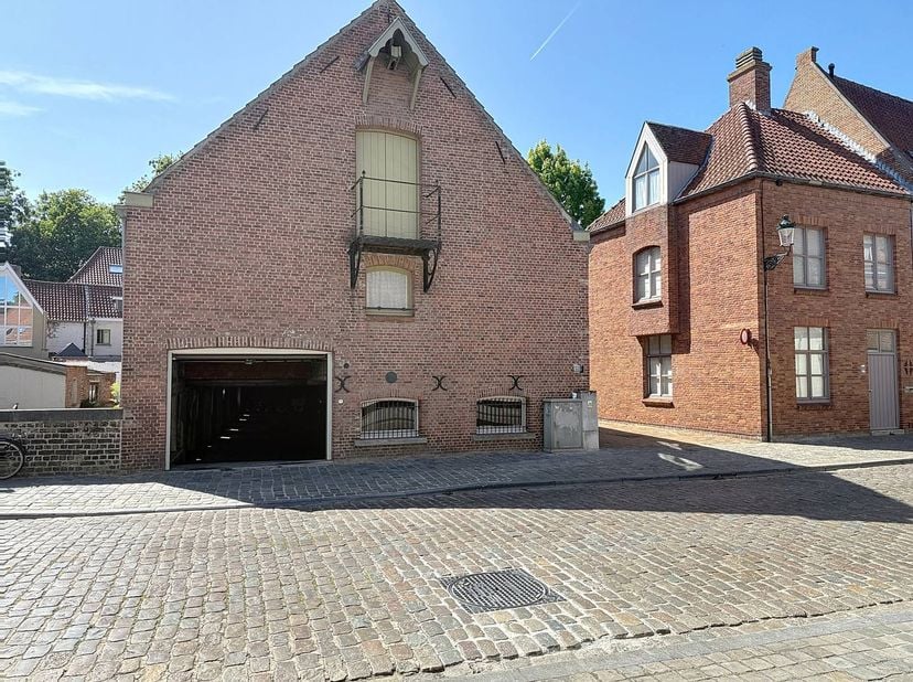 Place de parking facilement accessible à vendre dans un complexe fermé au centre de Bruges, près de la gare And't Zand. <br />
<br />
Le bien est prop