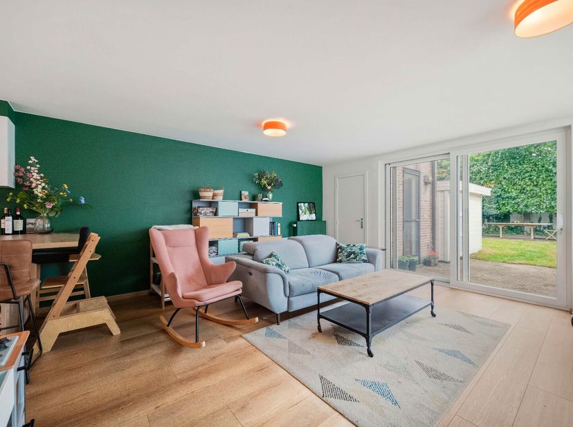 SINT-KRUIS - STARTPRIJS - INSPIRERENDE, RUIME en INSTAPKLARE 4-slaapkamerwoning met GARAGE en TUIN. FUNCTIONEEL INGERICHT : inkom met vestiaire, leefr