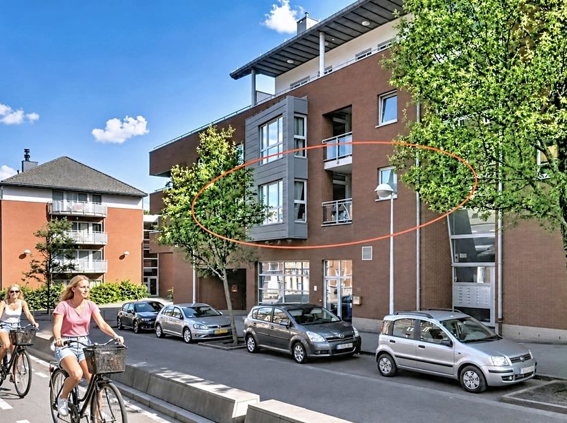 Liège, rue de Hesbaye. Ne manquez pas ce très bel appartement 2chambres en excellent état situé au 1er étage d'une Résidence construite en 2006. Il se