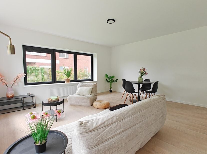 Gerenoveerd gelijkvloers 2-slpk appartement met zonnige tuin<br />
<br />
In deze volledig gerenoveerde residentie in een rustige, doodlopende straat,