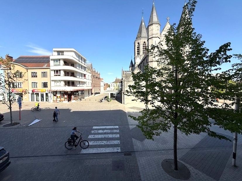 Ruim appartement met mooi uitzicht en zonnige terras op TOPligging! Dit charmant appartement met mooi uitzicht is centraal gelegen op de markt, in de
