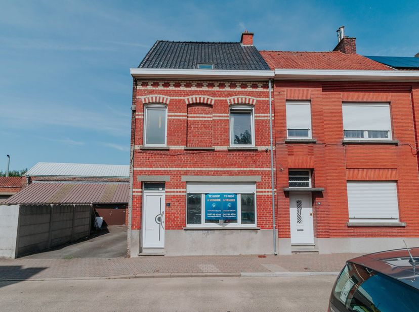 MOOIE KANS VOOR DE JONGE STARTER!<br />
<br />
RUIME GEZINSWONING mét veel POTENTIEEL, de woning is recent gerenoveerd, vraagt enkel nog de AFWERKINGS