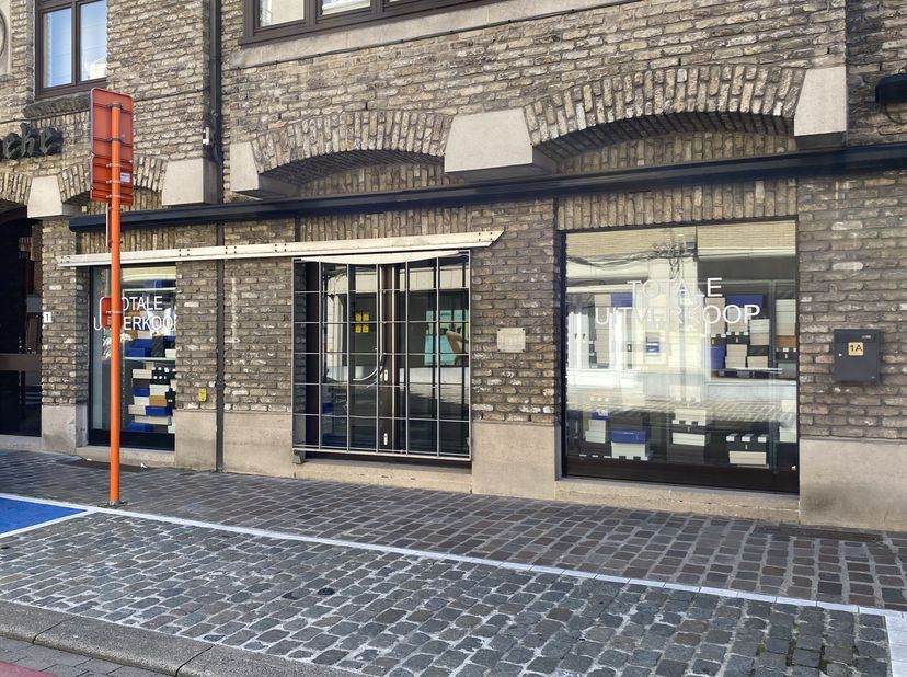 In het centrum van Roeselare, nabij de Grote Markt, bevindt zich dit handelspand te huur van ca. 64 m² met een ruime kelder.<br />
Gevelbreedte van ca