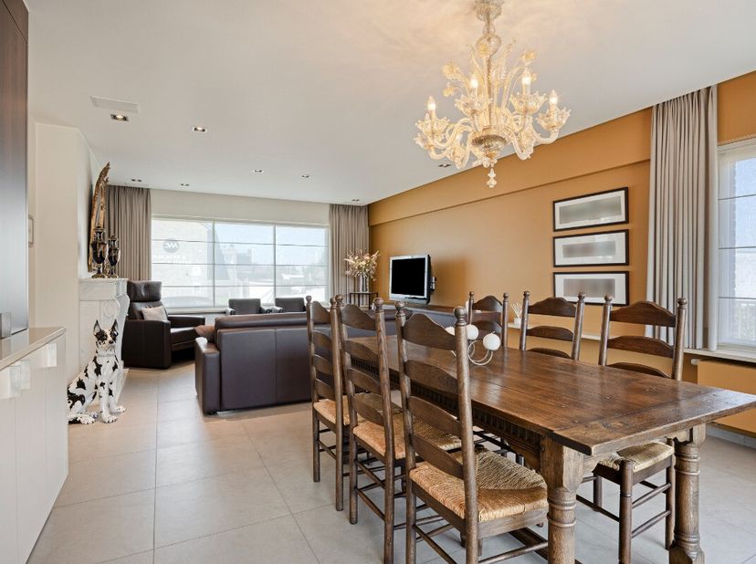 Instapklare villa op een ruim perceel van 1.294 m² in Sint-Eloois-Vijve Deze alleenstaande villa combineert ruimte, comfort en een centrale ligging op