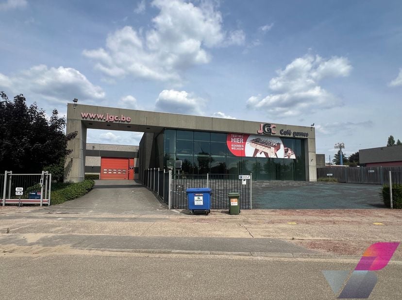 Semi-industrieel gebouw met zichtlocatie gelegen op het industrieterrein Genk-Zuid, vlak op de scheiding met Zutendaal, op enkele kilometers van zowel