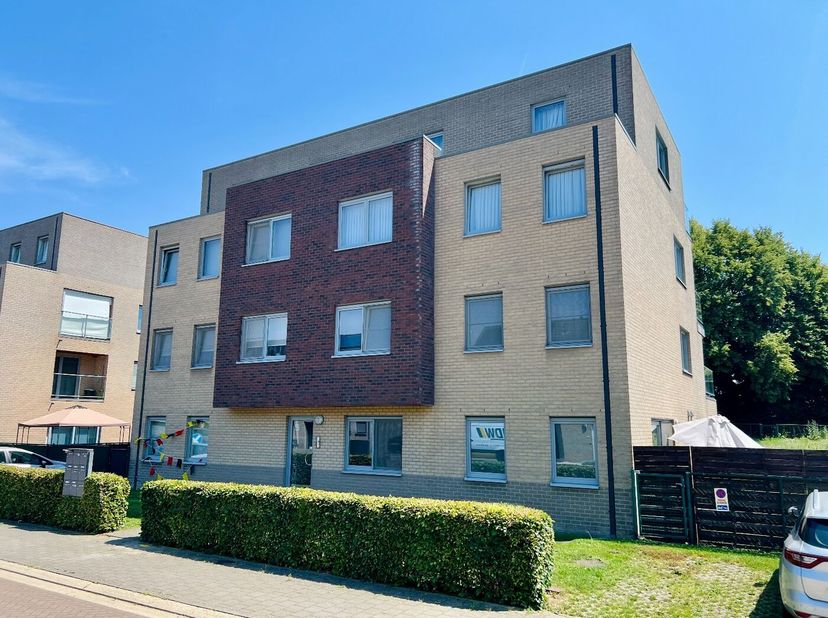 Gezellig 1-slaapkamerappartement gelegen op de bovenste verdieping van een verzorgd appartementsgebouw bereikbaar via lift in de rand van Tienen, met
