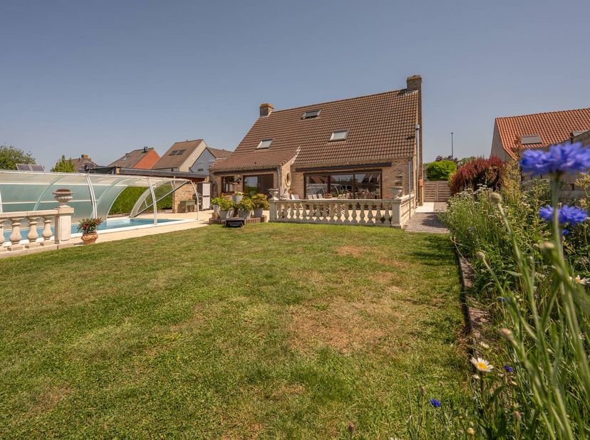 Bent u op zoek naar een exclusieve eigendom te koop die comfort en ruimte perfect combineert? Deze charmante en perfect onderhouden villa op een royaa