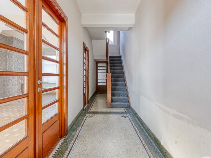 Deze woning ligt in een rustige straat in hartje Mol, vlak bij het Rondplein, het ziekenhuis, het station, winkels, sportvoorzieningen, scholen, busha
