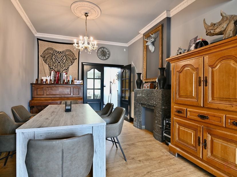 Achter deze charmante gevel bevindt zich een zo goed als instapklare woning. Ideaal voor een koppel starters, of als investeringspand om te verhuren.<
