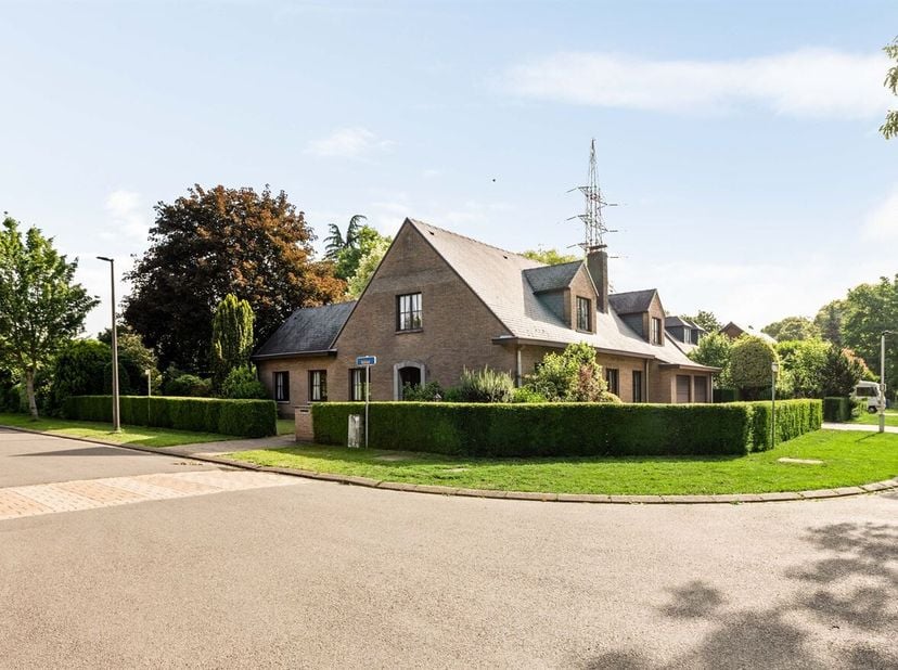 Cette maison des années 1980 combine une disposition spacieuse avec un emplacement central et tranquille près de toutes les commodités à Wommelgem.<br