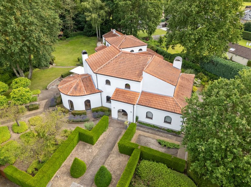 Deze unieke villa in Houthalen-Helchteren onderscheidt zich door haar karaktervolle architectuur met speelse rondingen en een tijdloze vormgeving. Geb