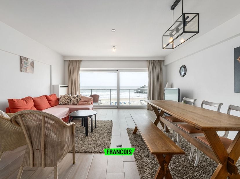 Situé à un emplacement absolument privilégié sur la digue (Zeedijk) de Blankenberge, ce agréable appartement se trouve au quatrième étage. Grâce à son