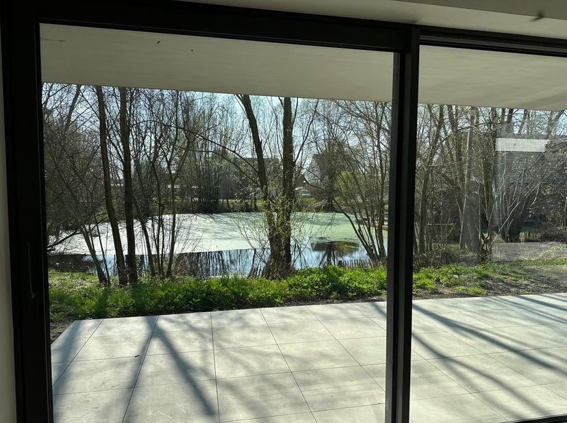 Gloednieuw nieuwbouwappartement te koop in een groene, rustige woonwijk met zicht op een natuurvijver.&amp;nbsp;<br />
Droom jij ook van een moderne woons